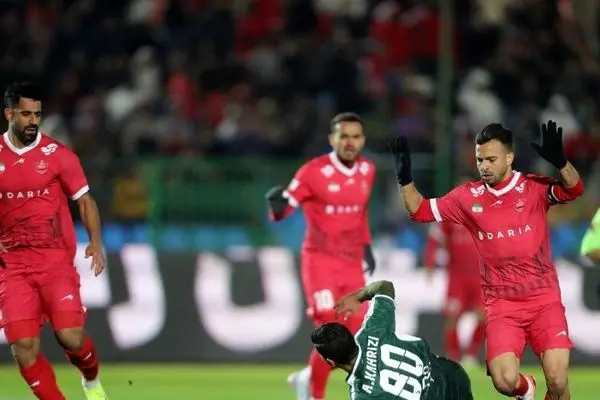 جنجال جدید فوتبال ایران / کاپیتان پرسپولیس با چه کسی درگیر شد؟