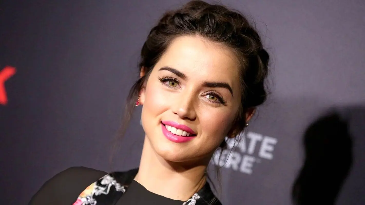 توصیف چهره آنا د آرماس ؛ یک زیبایی گرم و خیره کننده!