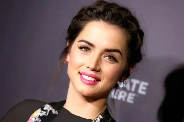 توصیف چهره آنا د آرماس ؛ یک زیبایی گرم و خیره کننده!