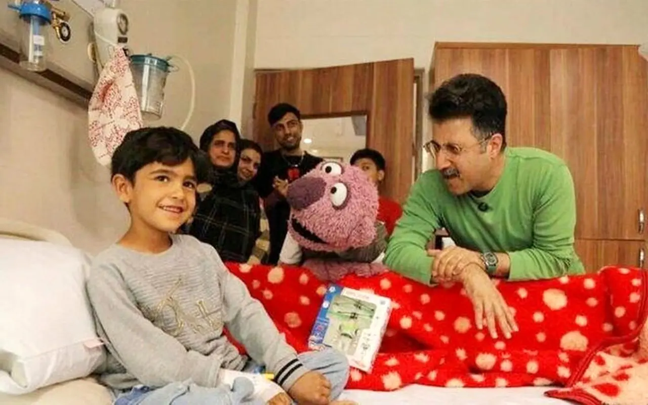 عیادت جناب‌خان از کودکان مجروح جنگ