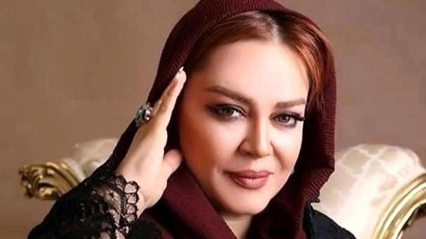 استایل مشکی و محجبه بهاره رهنما روی صحنه تئاتر