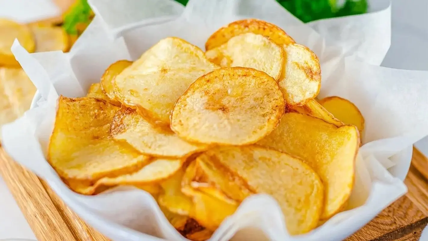 طرز تهیه چیپس سیب زمینی ترد و خوشمزه با سرخ کن بدون روغن