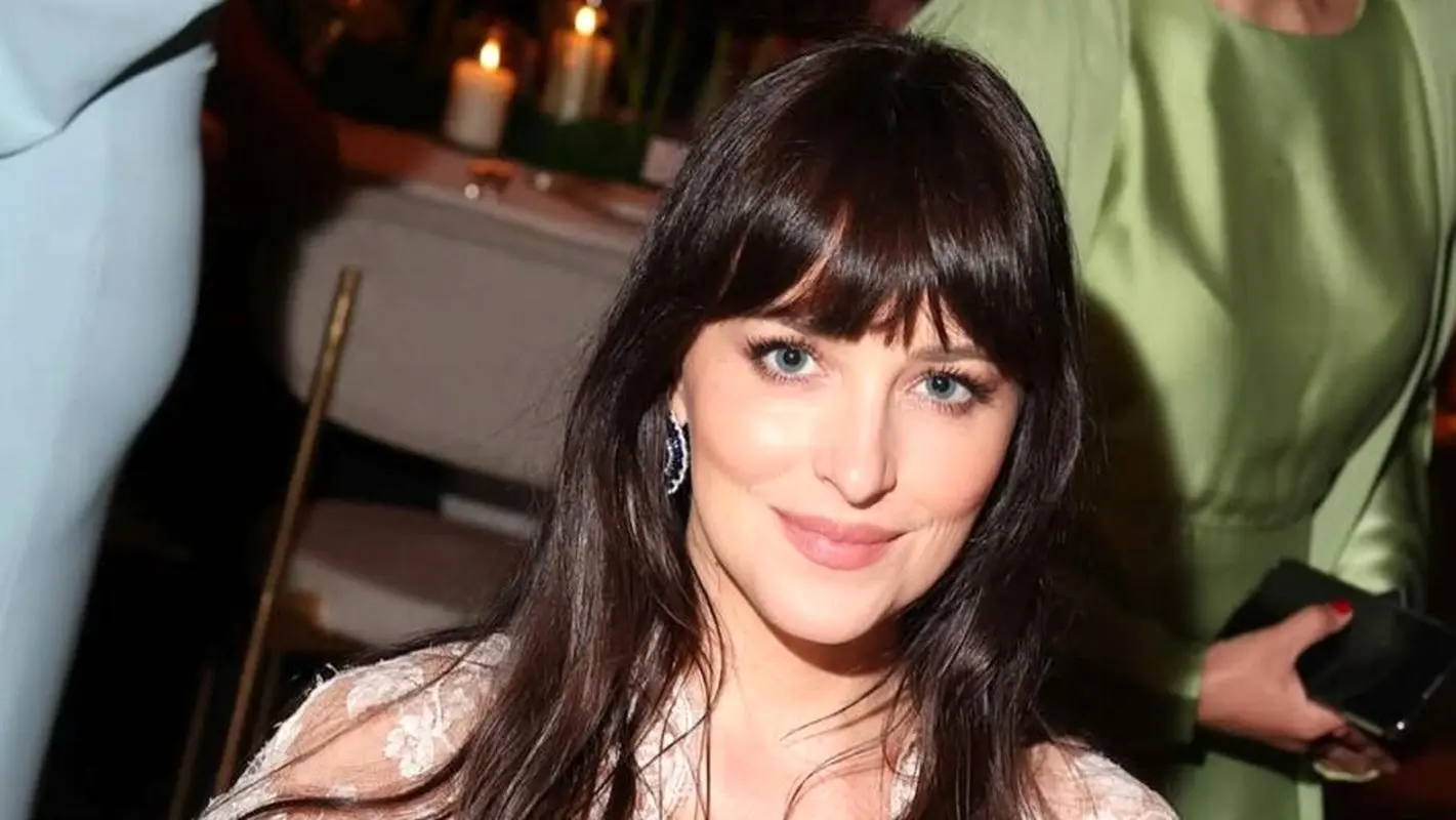 از جذابیت روی فرش قرمز تا سادگی در خرید روزانه؛ داکوتا جانسون همه را شگفت‌زده کرد!