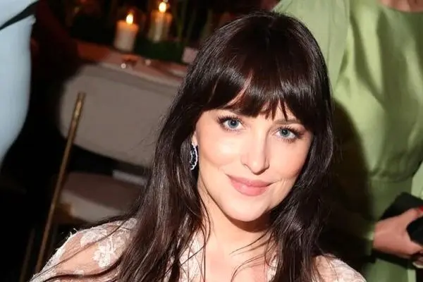 از جذابیت روی فرش قرمز تا سادگی در خرید روزانه؛ داکوتا جانسون همه را شگفت‌زده کرد!