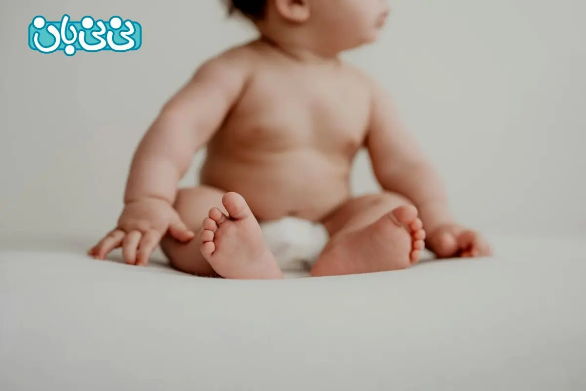 نوزاد از چند ماهگی می‌نشیند؟ جدول زمانی + 7 تمرین نشستن نوزاد