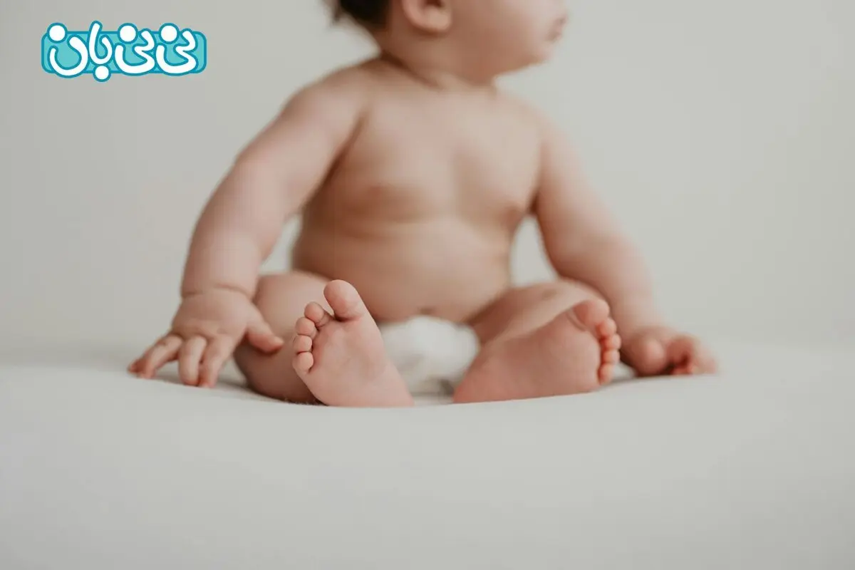 نوزاد از چند ماهگی می‌نشیند؟ جدول زمانی + 7 تمرین نشستن نوزاد
