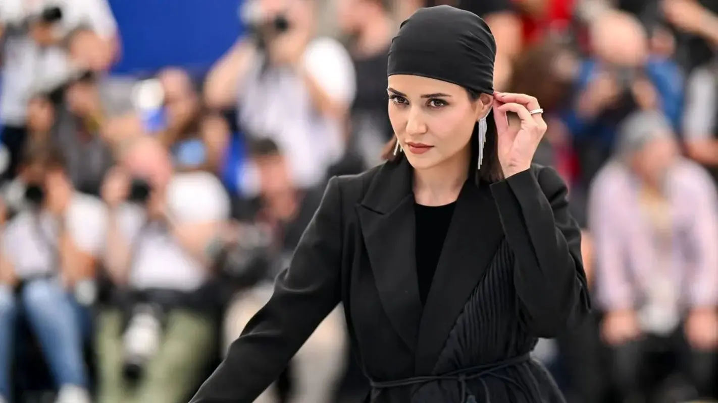 عکس جنجالی پریناز ایزدیار با لباسی عجیب در کنار شروین!