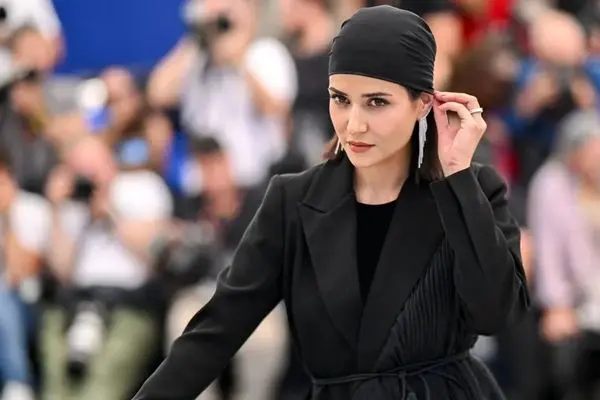 عکس جنجالی پریناز ایزدیار با لباسی عجیب در کنار شروین!