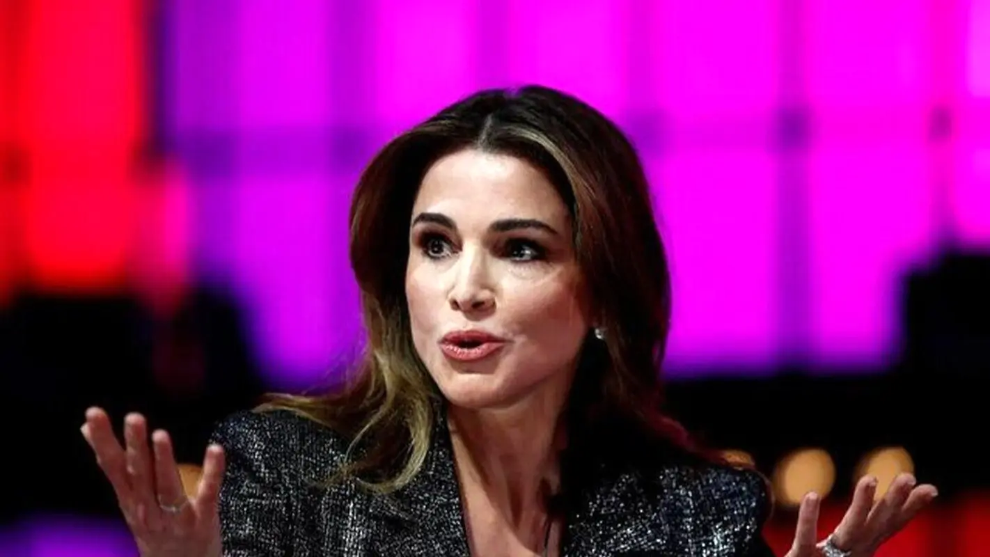 درخشش خاص یک ملکه زیبا در پیراهن قرمز (عکس)