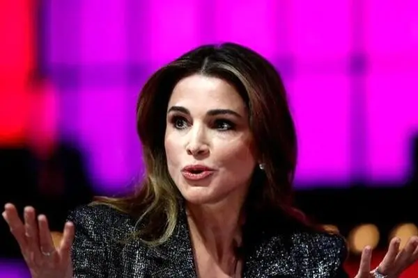 درخشش خاص یک ملکه زیبا در پیراهن قرمز (عکس)