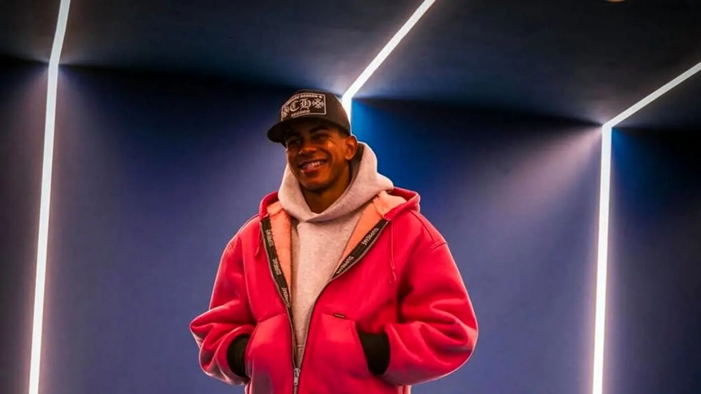 این فوتبالیست باید زودتر با یک دختر آشنا شود!