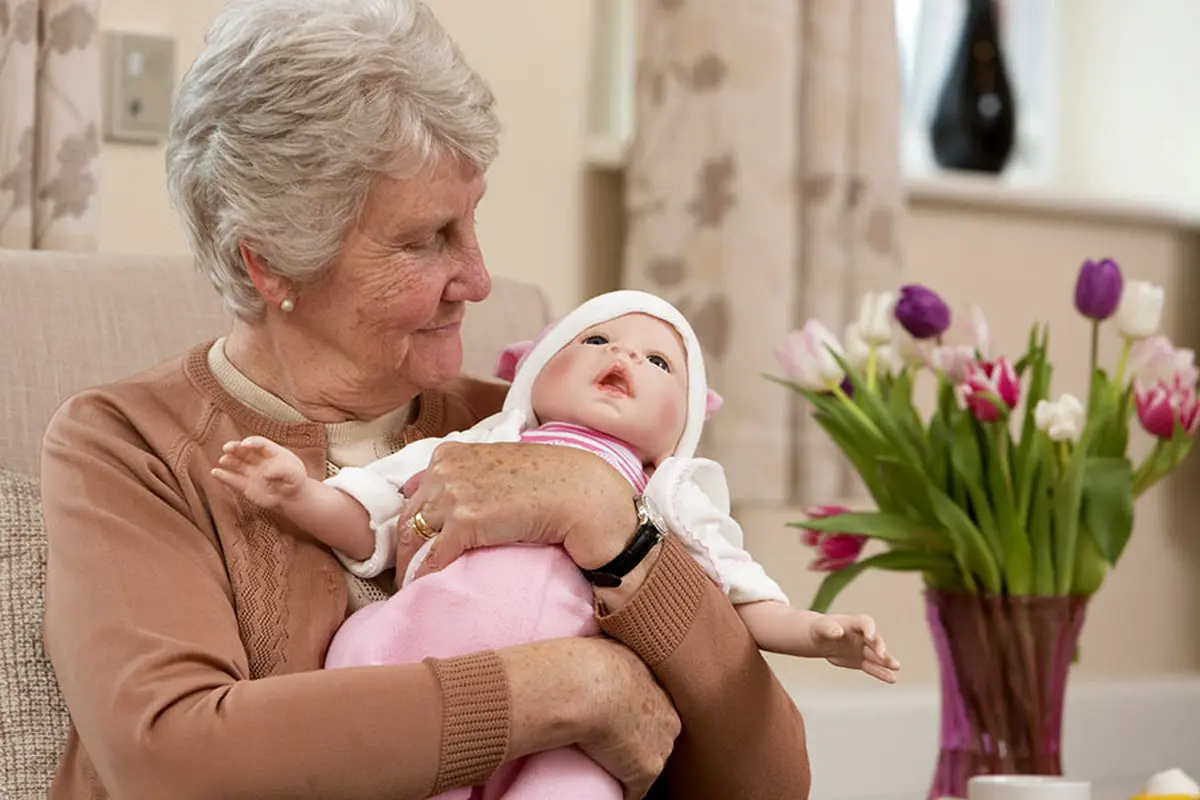 یک معجزه؛ عروسک درمانی در بهبود آلزایمر کمک می‌کند