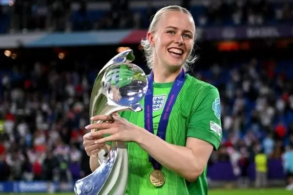 دختری که با وجود نقص بینایی تبدیل به بهترین دروازه بان فوتبال جهان شد (عکس) 