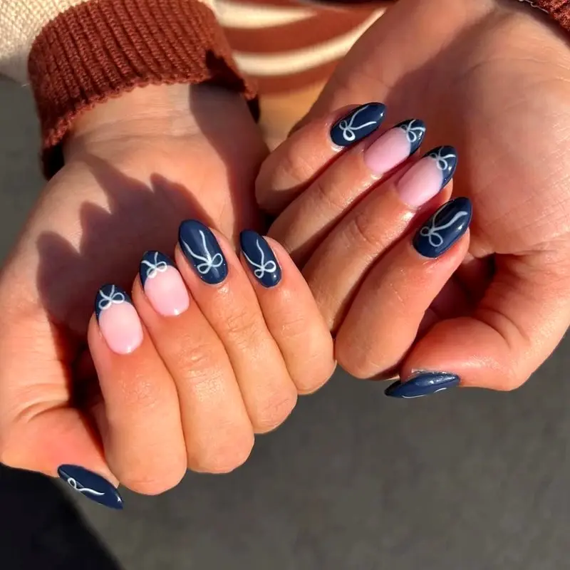 مدل های ناخن سرمه ای و سفید؛ انتخابی شیک برای استایل‌های امروزی