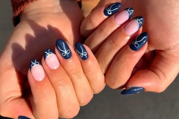 مدل های ناخن سرمه ای و سفید؛ انتخابی شیک برای استایل‌های امروزی