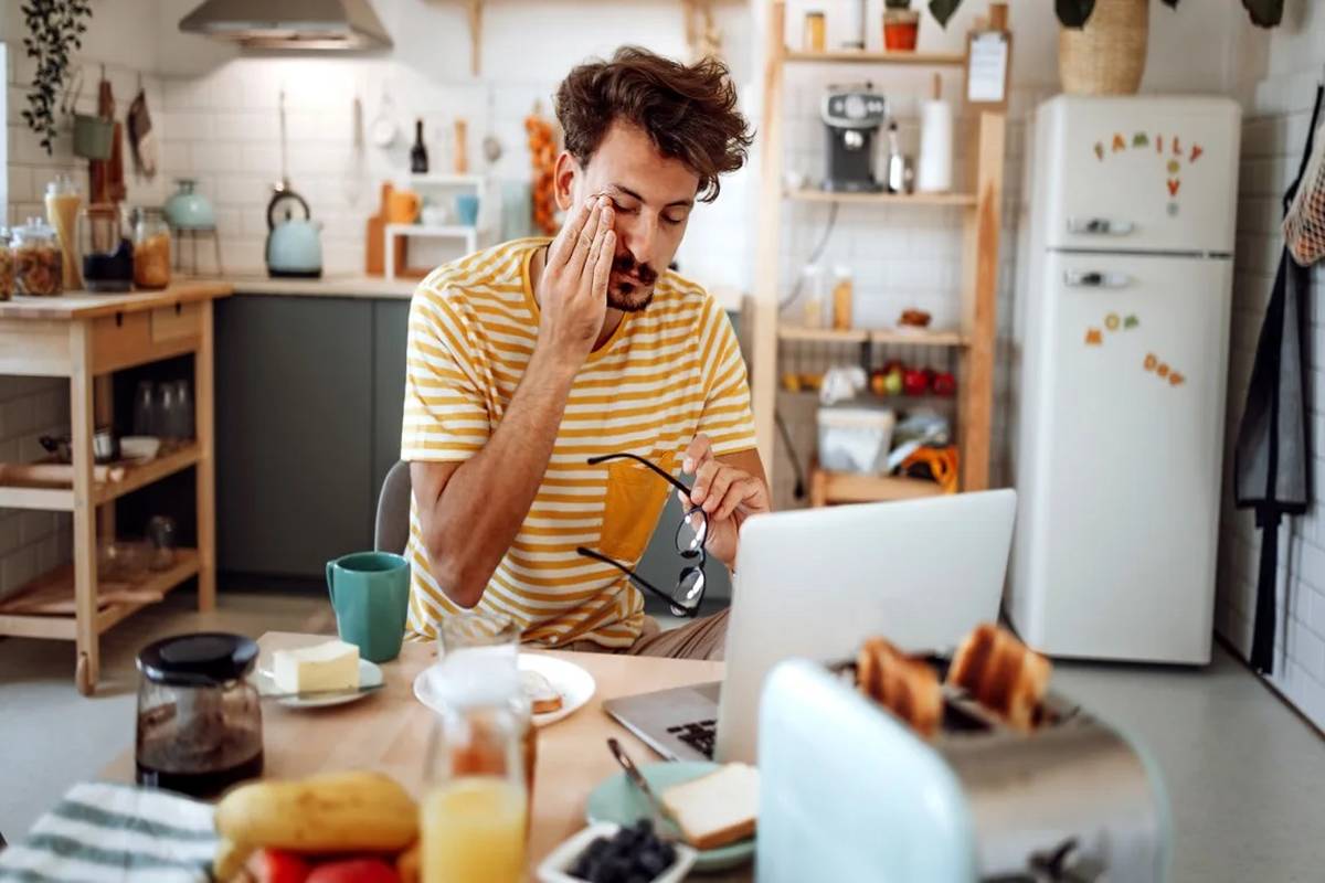 آیا شما هم شب‌ها بیدار اما صبح‌ها خسته هستید؟ چه چیزی می‌تواند کمک کند؟