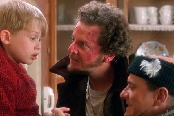 گاف های تاریخی فیلم «تنها در خانه» را بعد از 35 سال ببینید (تصاویر)