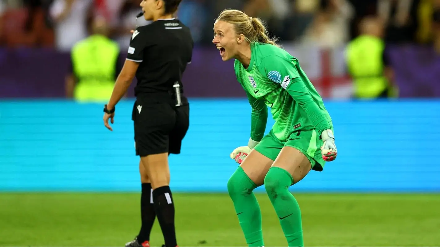 دختری که با وجود مشکل چشمی تبدیل به بهترین دروازه بان دنیای فوتبال شد (عکس)