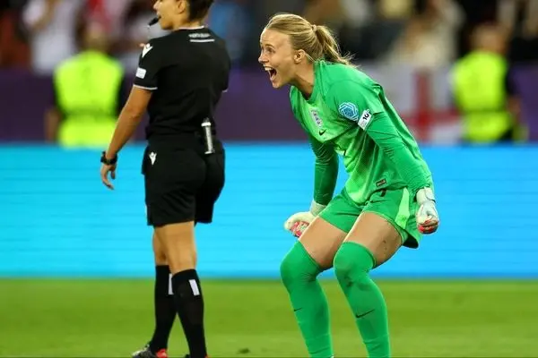 دختری که با وجود مشکل چشمی تبدیل به بهترین دروازه بان دنیای فوتبال شد (عکس)