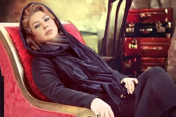 تصاویری از دکوراسیون لاکچری منزل «نسرین مقانلو» با مبلمان سلطنتی و لوسترهای درخشان