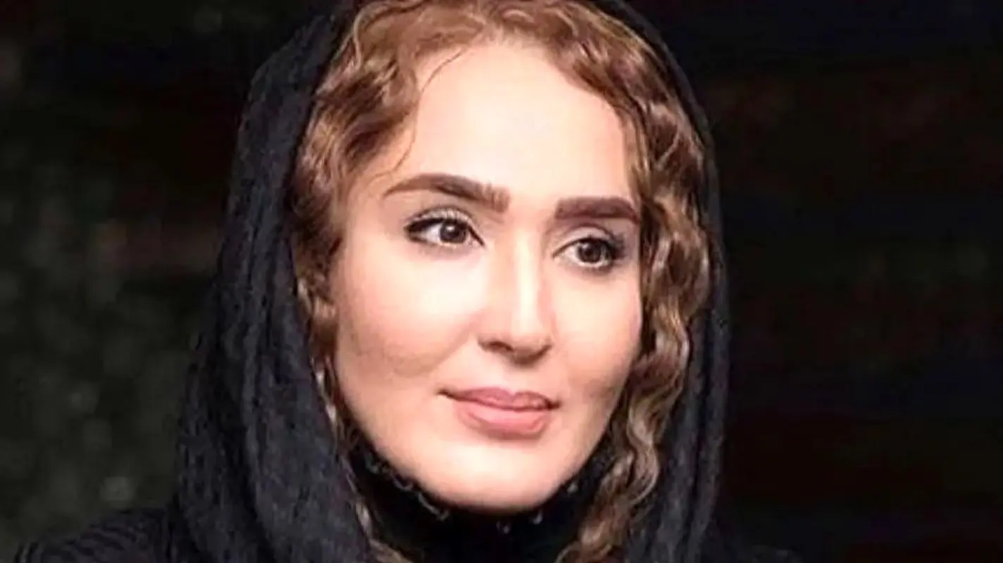 چیدمان دلخراش مراسم عزای زهره فکور صبور در خانه پدری؛ با شمع و قاب عکس!