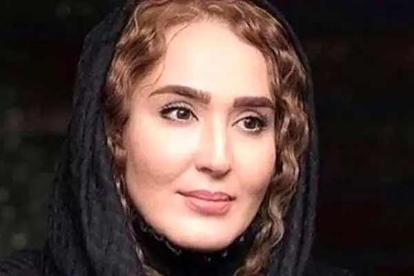 چیدمان دلخراش مراسم عزای زهره فکور صبور در خانه پدری؛ با شمع و قاب عکس!