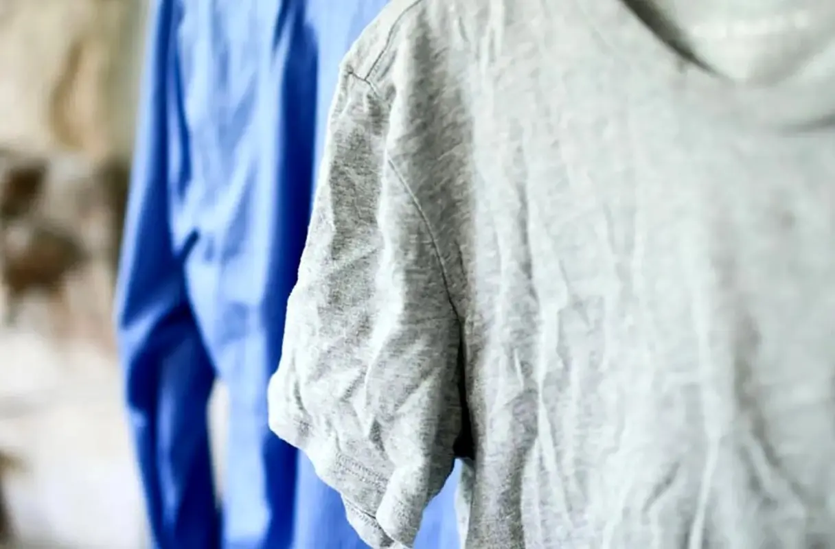 چگونه بدون اتو چروک لباس را از بین ببریم؟