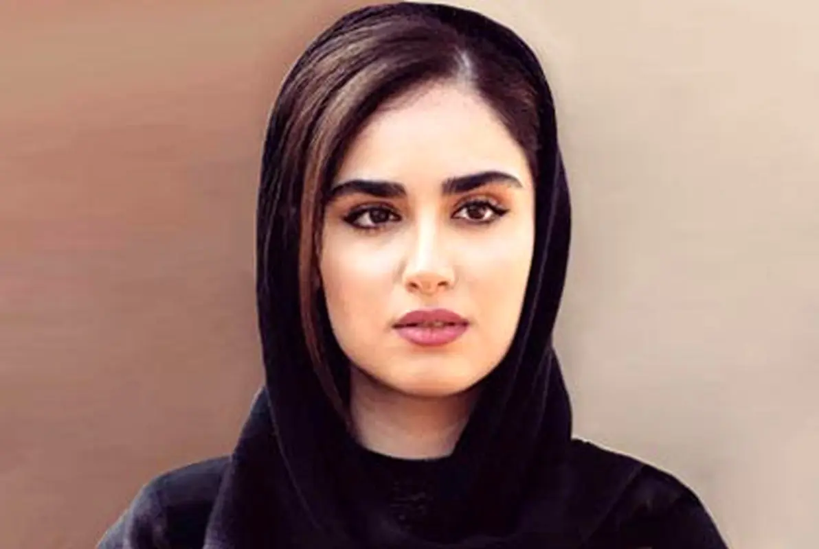 عکس لو رفته از بازیگر زن معروف در دبی / خانم بازیگر با لباس عربی 