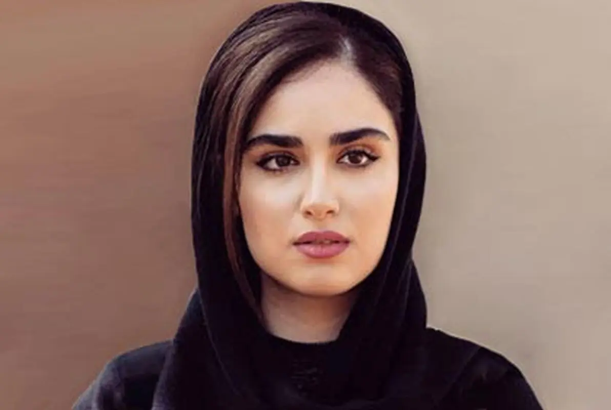 عکس لو رفته از بازیگر زن معروف در دبی / خانم بازیگر با لباس عربی 