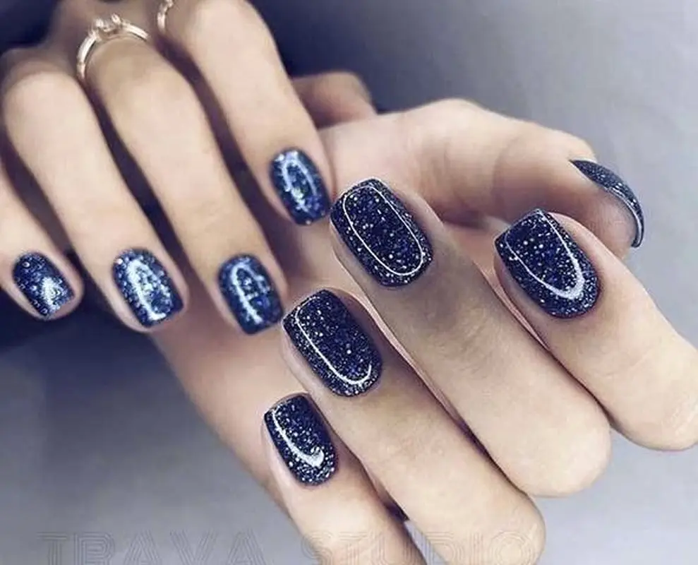 مدل های ناخن سرمه ای و سفید؛ انتخابی شیک برای استایل‌های امروزی