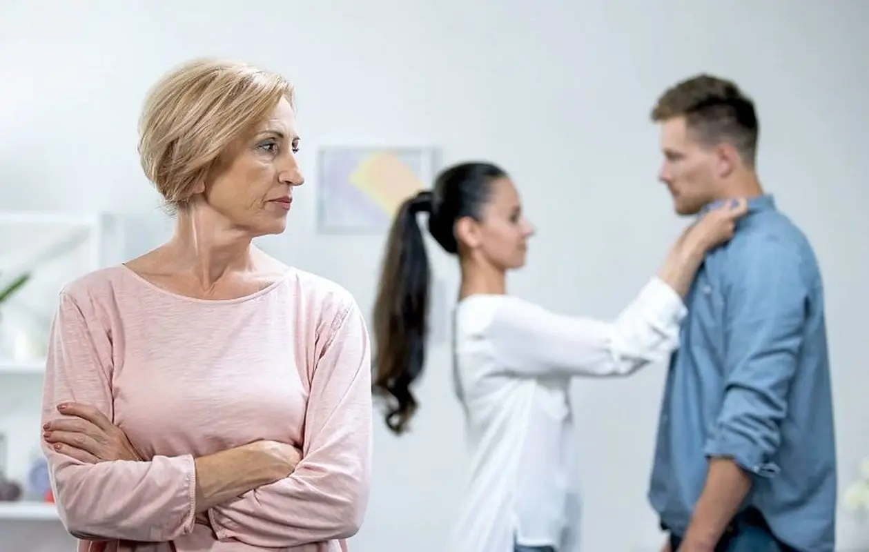 چیکار کنم مادر همسرم تو زندگیمون دخالت نکنه؟ با این رفتارها حدومرزش رو مشخص کن!