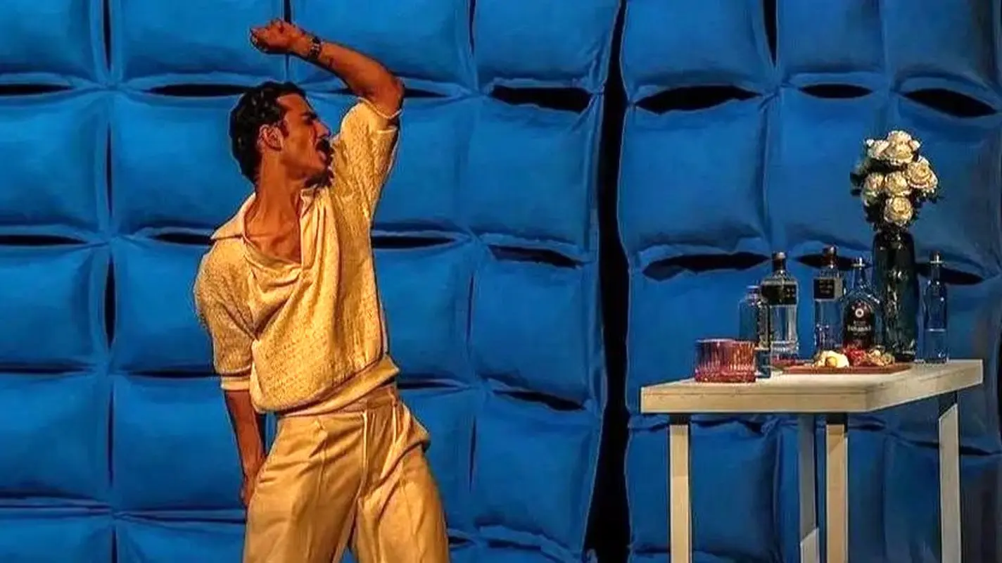 تصاویر تولد ۲۹ سالگی علی شادمان در کنار گربه دوست‌داشتنی‌اش