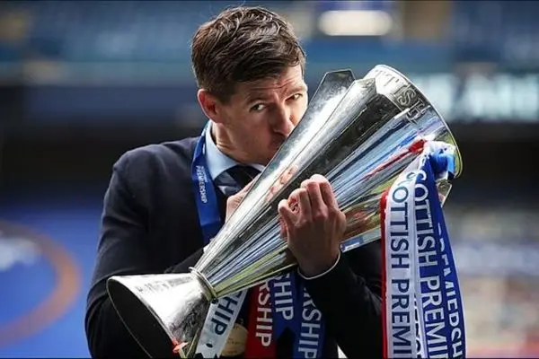 عکس باورنکردنی فوتبالیست جذاب و جوان در کنار نوه اش! (عکس)