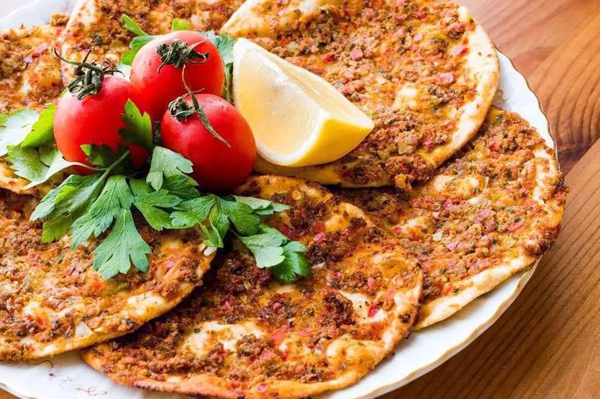 طرز تهیه لاهماجون پیتزای خوشمزه و اصیل ترکیه ای