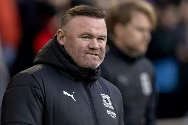 این فوتبالیست مشهور هر چه بیشتر خیانت کرد، همسرش بیشتر او را بخشید! (عکس)