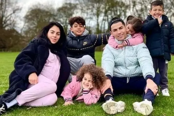 این سلبریتی با وجود این همه فرزند روتین پوستی شبانه اش فراموش نمی شود+ عکس