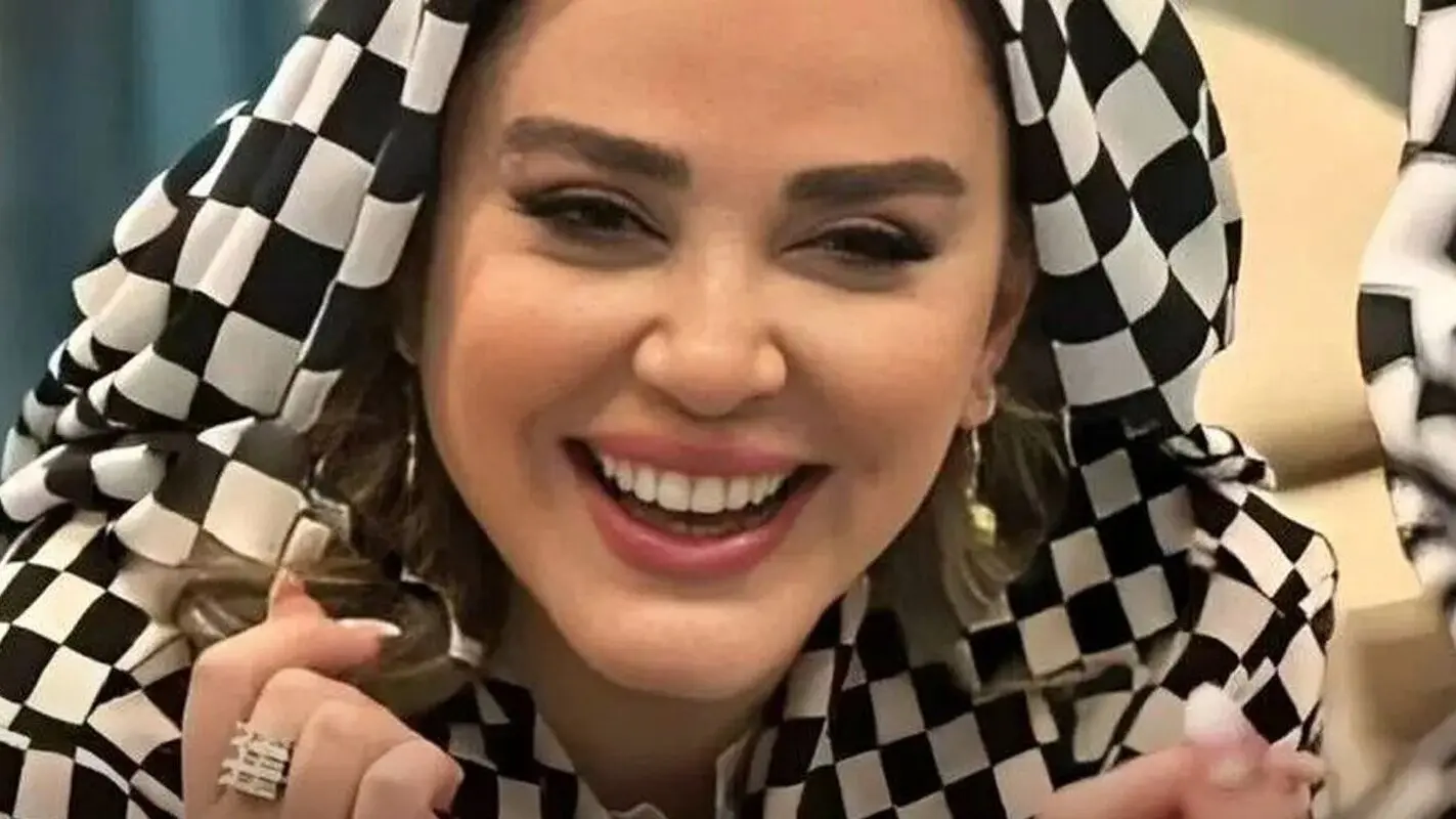 ماجرای لباس مجلسی پر زرق و برق بهاره رهنما در دورهمی هنرمندان!