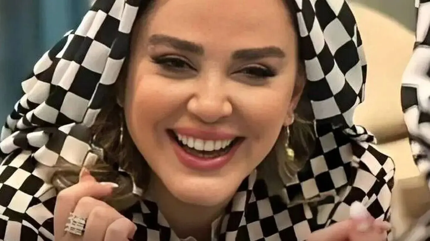 ماجرای لباس مجلسی پر زرق و برق بهاره رهنما در دورهمی هنرمندان!