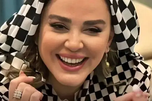 ماجرای لباس مجلسی پر زرق و برق بهاره رهنما در دورهمی هنرمندان!