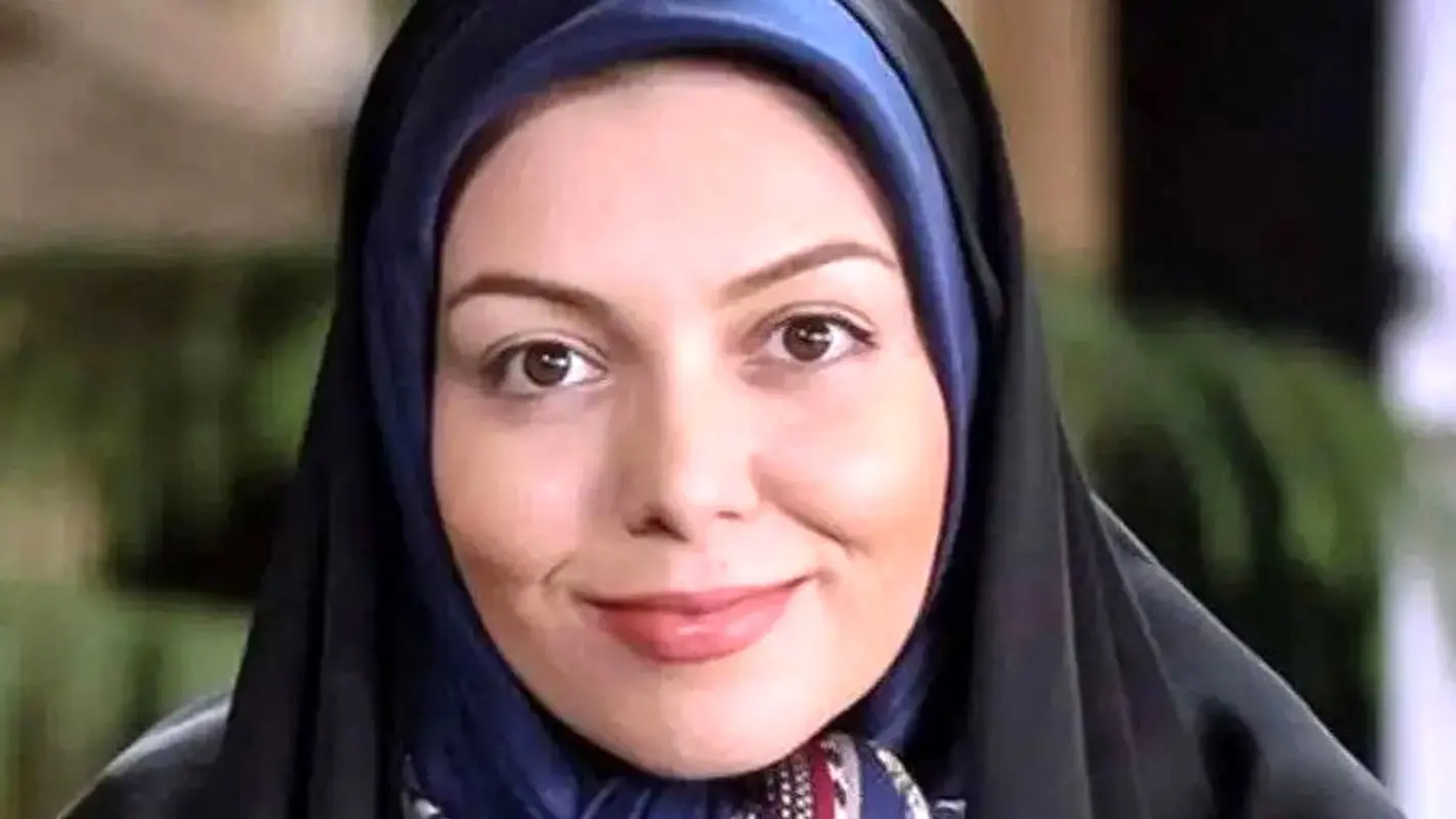 چیدمان دلخراش خانه آزاده نامداری شب خودکشی؛ میز خاکستری و شمع‌های سیاه!