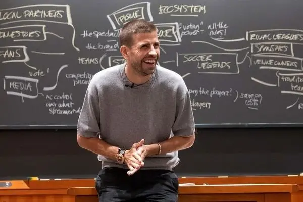 تدریس جرارد پیکه در دانشگاه خبرساز شد! (عکس)