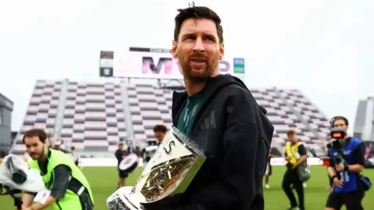 مجسمه 20 متری لیونل مسی بیشتر شبیه پینوکیو شد! (عکس)