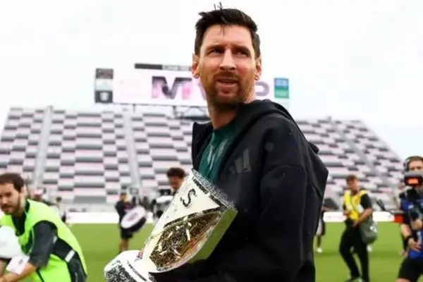 مجسمه 20 متری لیونل مسی بیشتر شبیه پینوکیو شد! (عکس)