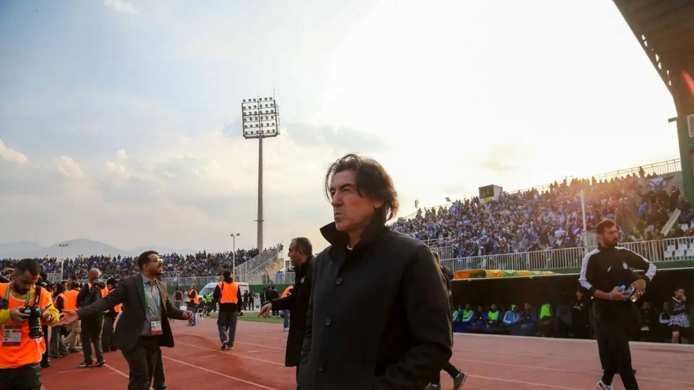 استایل پاییزی سرمربی استقلال در دربی (عکس)