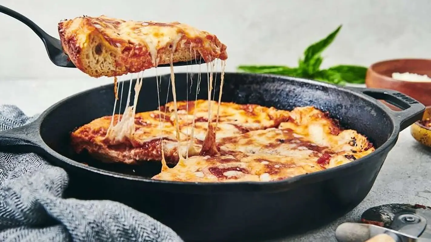 طرز تهیه پیتزای تابه ای خانگی و خوشمزه
