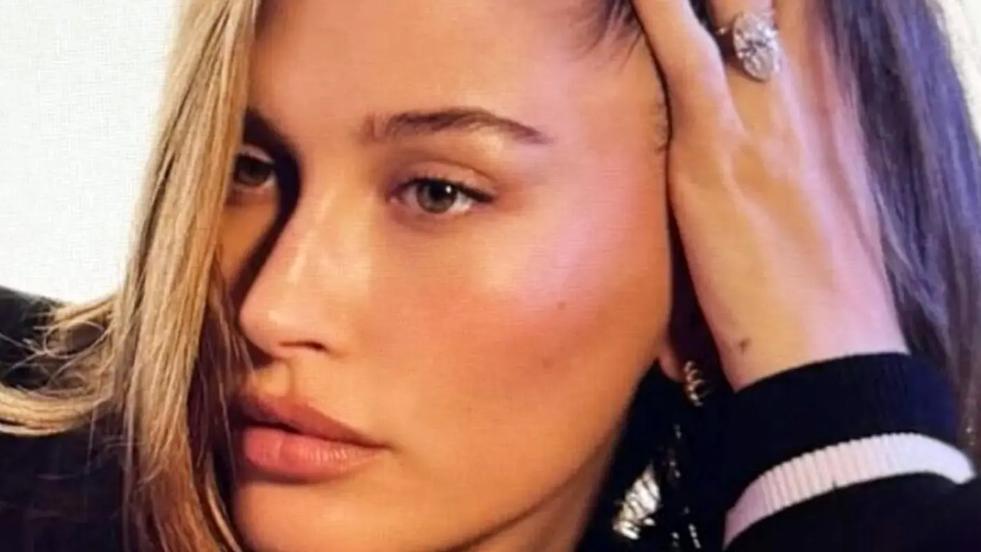 چرا پوست هیلی بیبر اینقدر زیبا و درخشان است؟