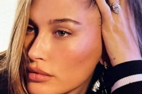 چرا پوست هیلی بیبر اینقدر زیبا و درخشان است؟