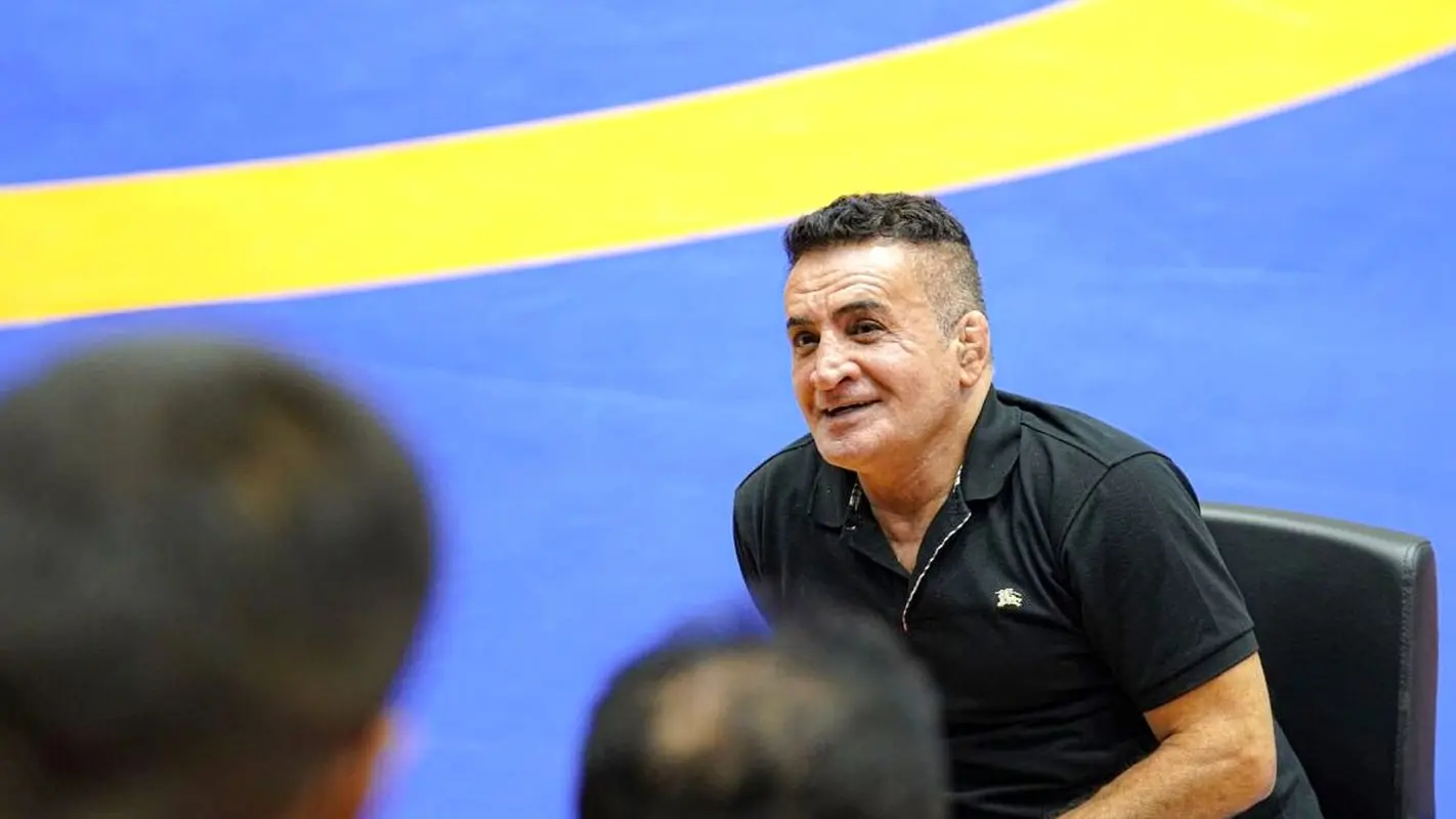 باورتان نمیشود این مربی ایرانی در کشور آذربایجان چقدر حقوق می گیرد!