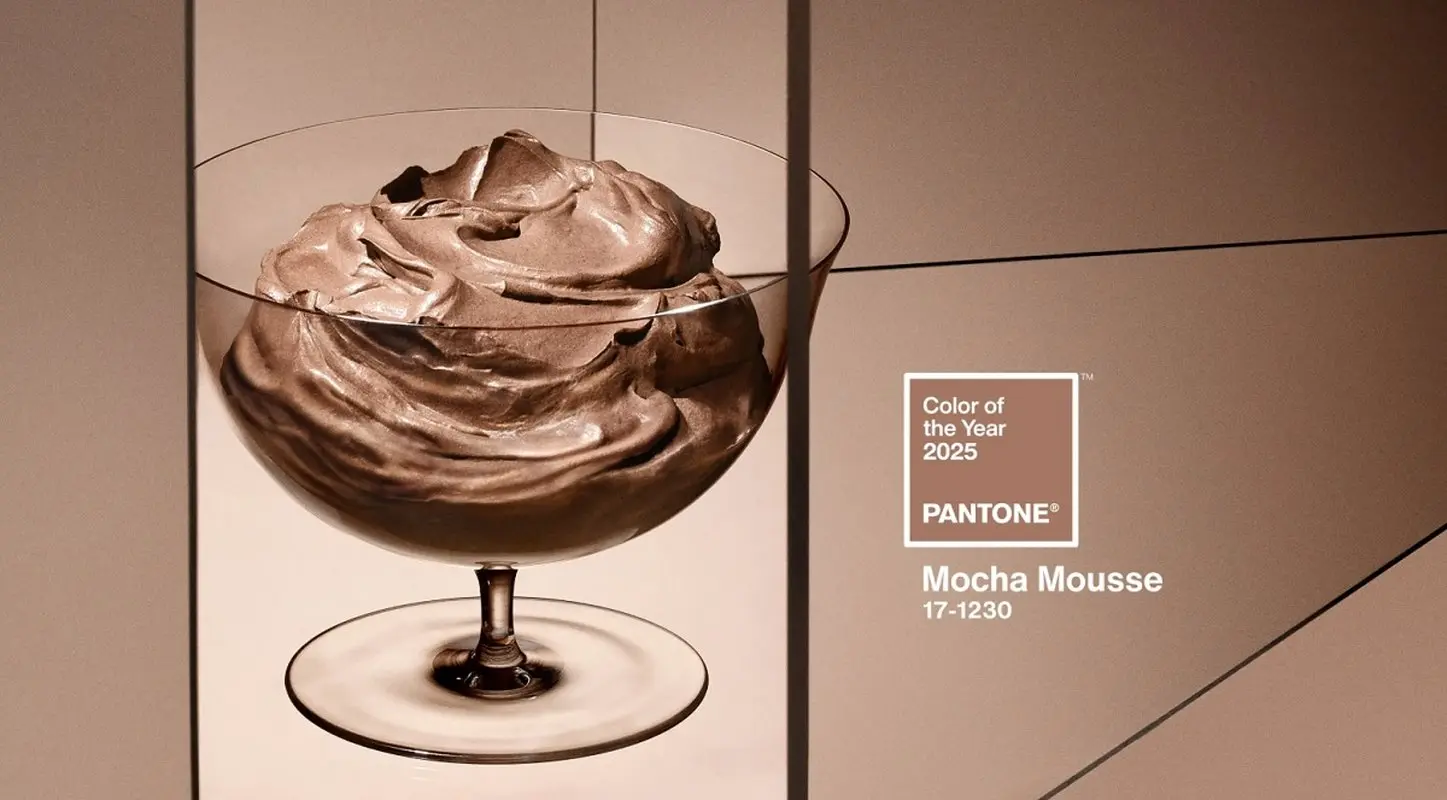 چرا رنگ Mocha Mousse بهترین انتخاب برای طراحی لباس و دکوراسیون در ۲۰۲۵ است؟