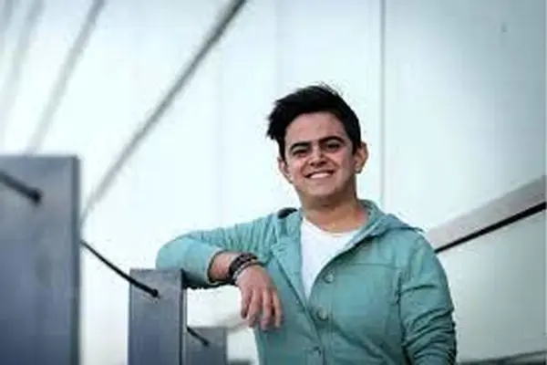 عکسی بامزه از رفیق کوتاه قامت عمو پورنگ کنار پدر و مادرش 